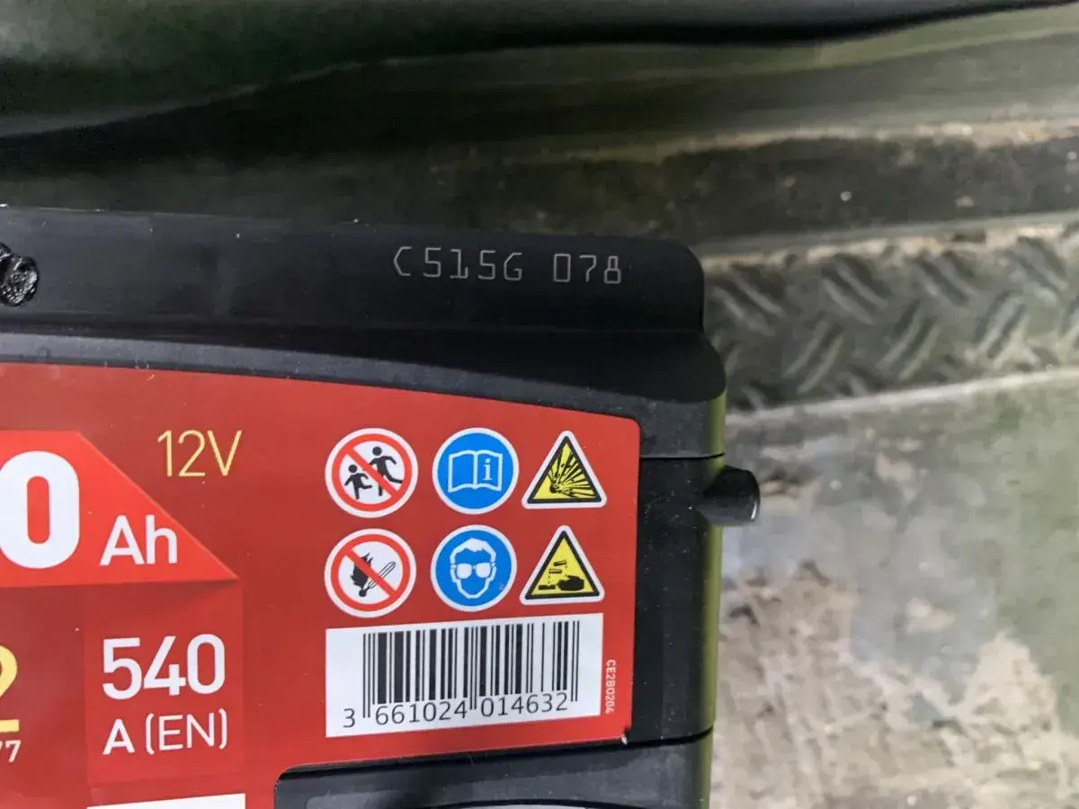 Kod na akumulatorze Varta: C5156 078. Jak odczytać rok produkcji akumulatora Varta? Ostatnie dwie cyfry kodu to rok produkcji.