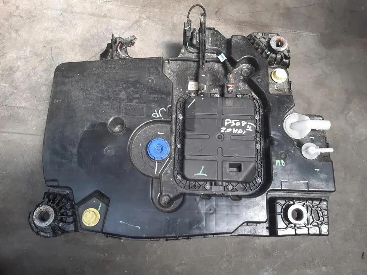 Zbiornik płynu FAP do Peugeot 508 2.0 HDI. Znajduje się tuż pod podłogą pojazdu, po prawej stronie.