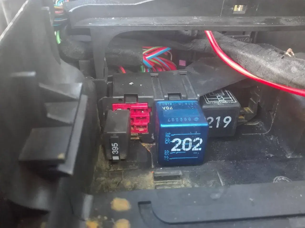 Przekaźniki w skrzynce bezpieczników Audi A4 B6: 395, 202, 219.
