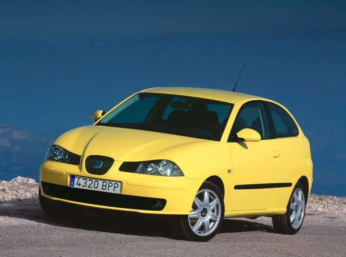 Żółty Seat Ibiza III z przodu, na tle niebieskiego nieba.