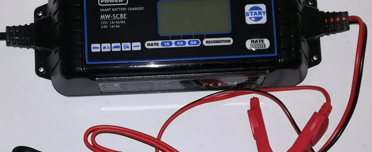 Ładowarka MW-SC8E. Czy nowy akumulator trzeba ładować? Ta ładowarka pomoże Ci to sprawdzić i naładować baterie 12V/24V.