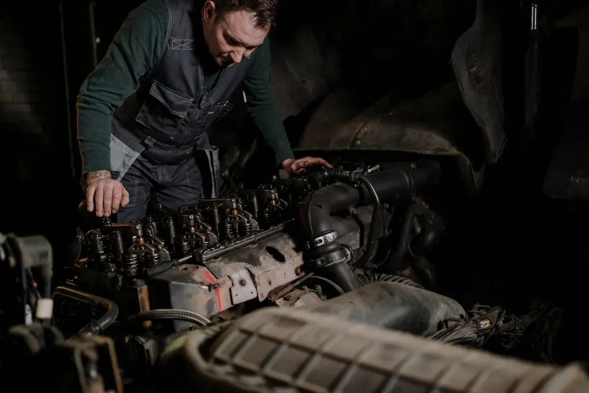 Mechanik bada silnik po jednorazowym przegrzaniu, szukając przyczyny problemu.