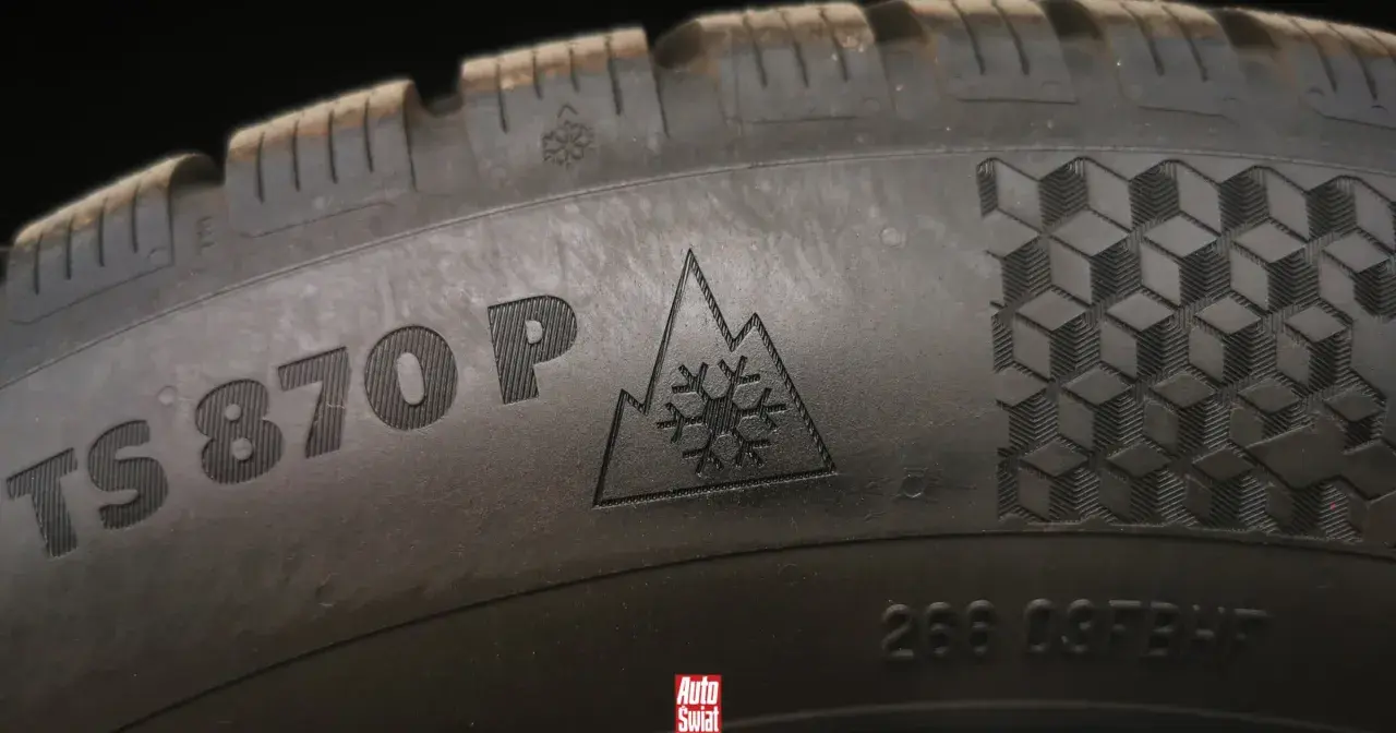 Symbol góry ze śnieżynką na oponie oznacza, że jest to opona zimowa. To kluczowa informacja, co oznacza m+s na oponie, bo M+S to błoto i śnieg, ale ten symbol jest gwarancją lepszych osiągów zimą.