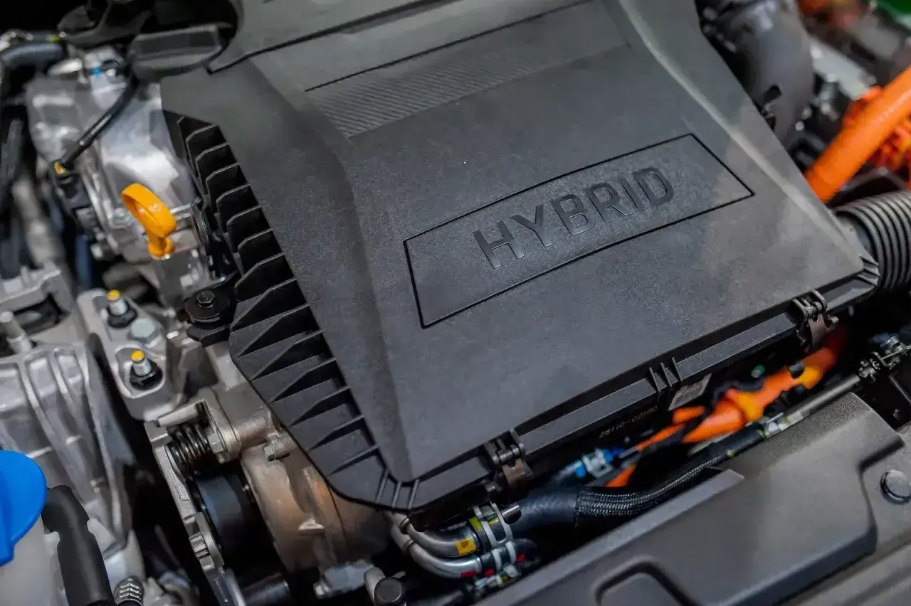 Silnik hybrydowy Toyoty Yaris. Akumulator 12V znajduje się pod osłoną z napisem HYBRID.
