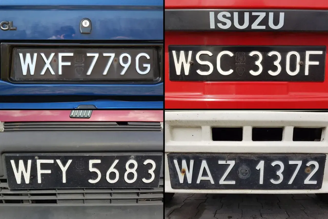 Czarne tablice rejestracyjne wykazują różne kombinacje liter i cyfr: WXF 779G, WSC 330F, WFY 5683, WAZ 1372.