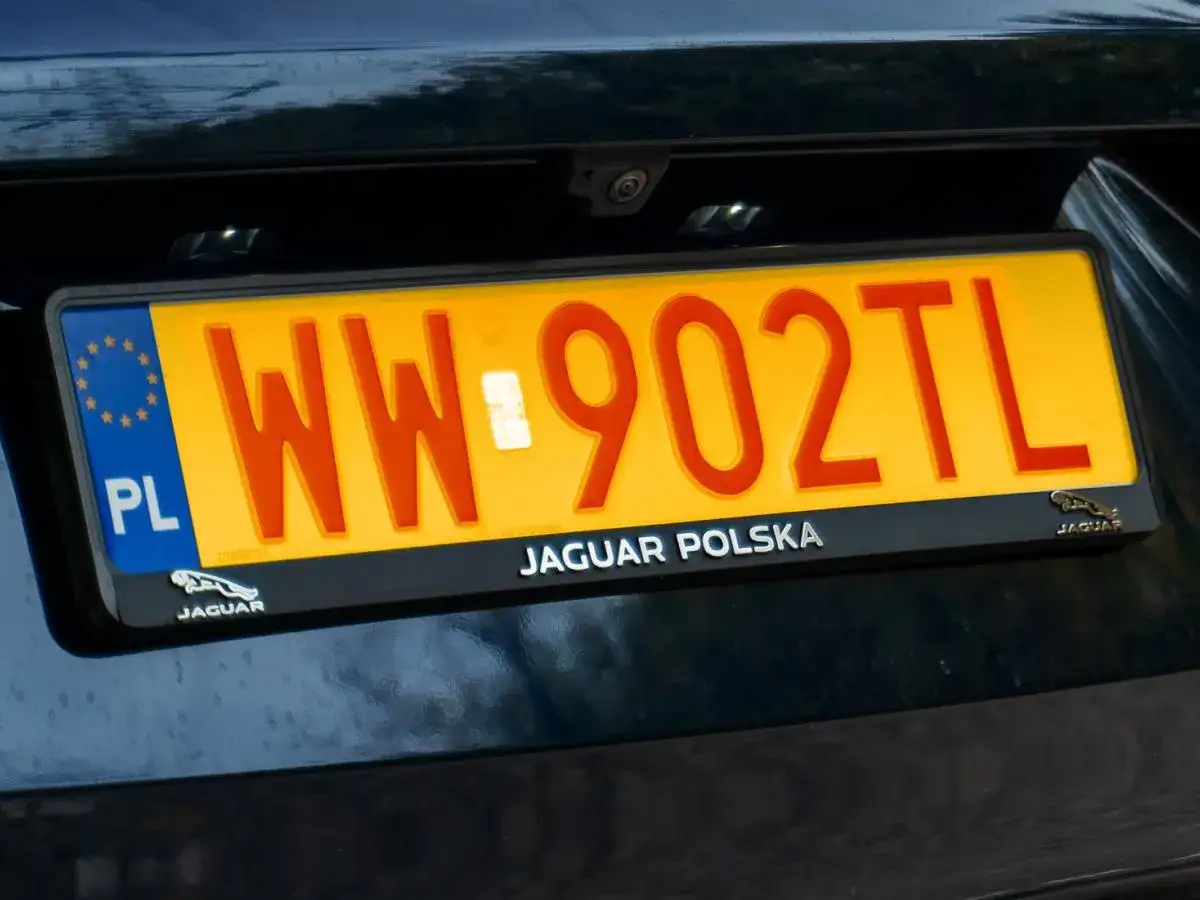 Jasnożółte tablice rejestracyjne w Polsce, jak ta z napisem
