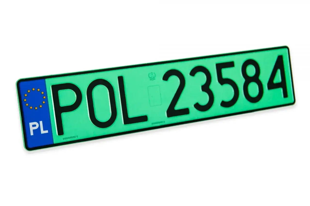 Zielone tablice rejestracyjne w Polsce oznaczają pojazdy elektryczne lub wodorowe. Ten przykład to POL 23584.
