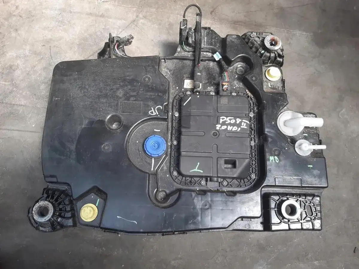 Zbiornik płynu FAP do Peugeot 508 2.0 HDI. Widoczny niebieski korek i złącza.