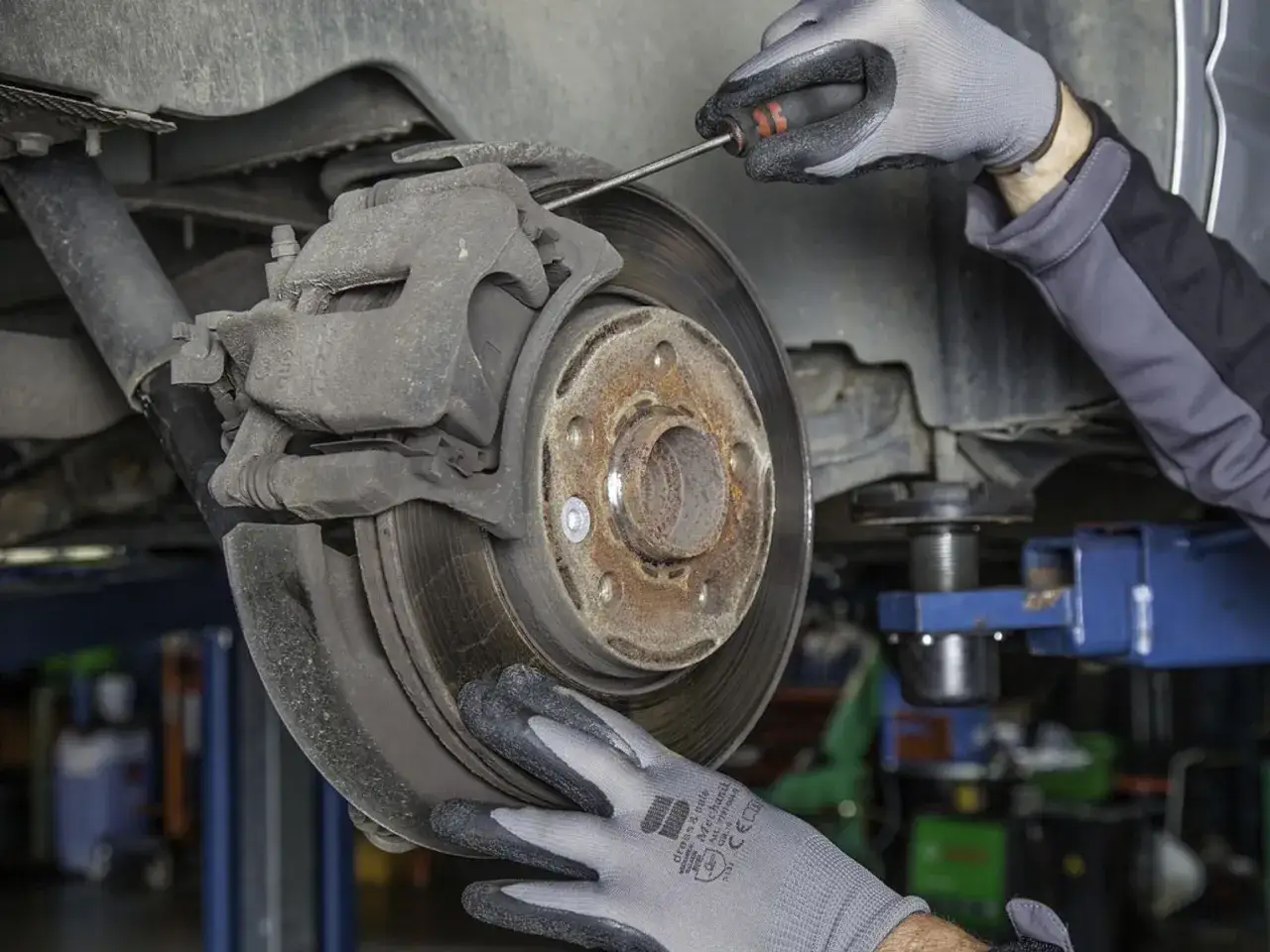 Mechanik sprawdza stan hamulców. Dowiedz się, co ile wymieniać klocki hamulcowe, by zapewnić bezpieczeństwo.