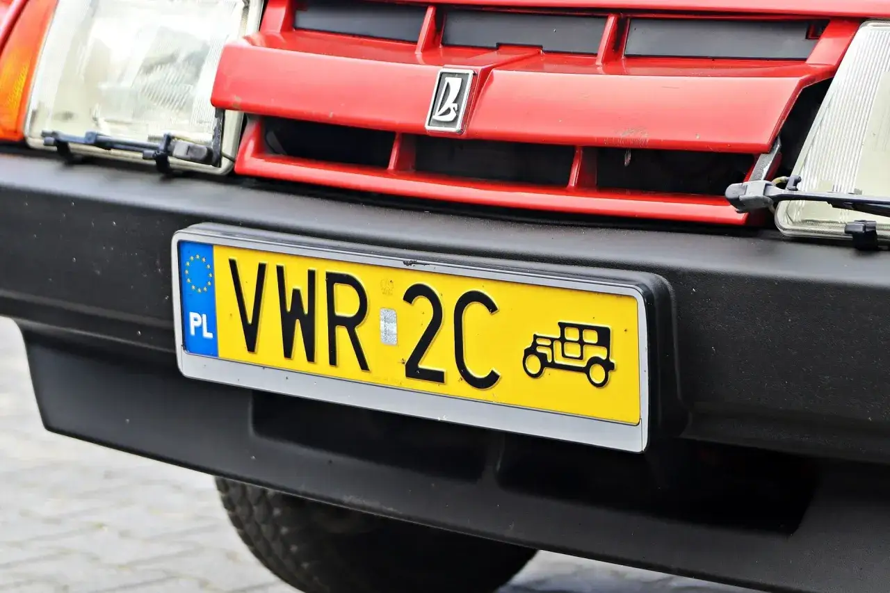 Czerwony samochód z tablicą rejestracyjną VWR 2C. Własna rejestracja ile liter? 6.