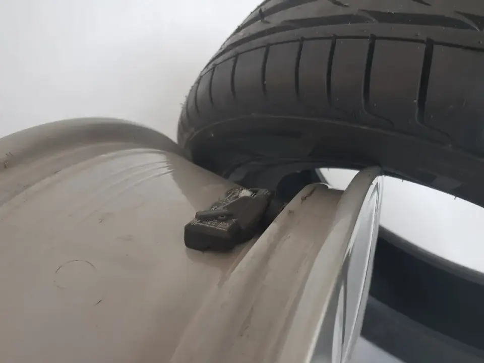 Gdzie znajduje się czujnik TPMS? Sprawdź przed wymianą opon