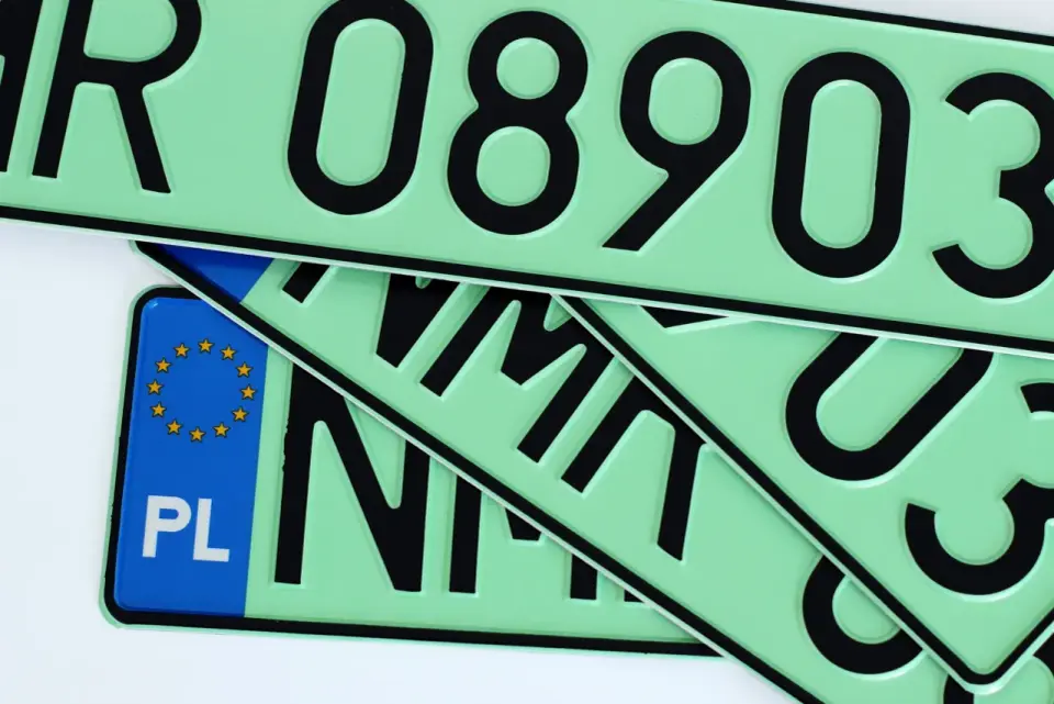 Zielone tablice rejestracyjne - co oznaczają i komu przysługują?
